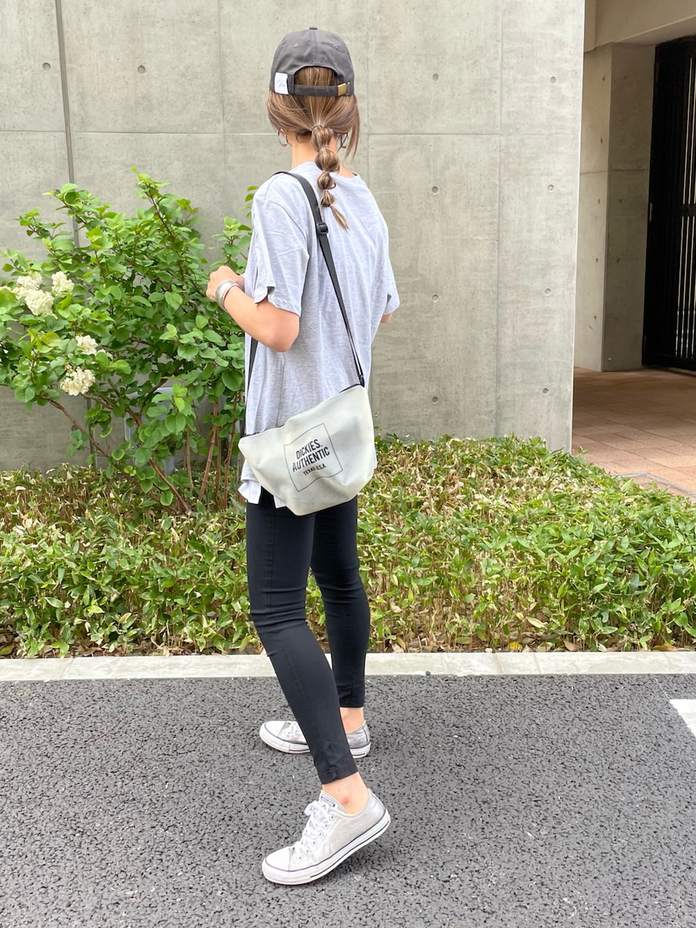 グレー系のTシャツ/カットソー、その他のその他パンツ、その他のショルダーバッグを着用したレディースの春コーディネートの3枚目の写真