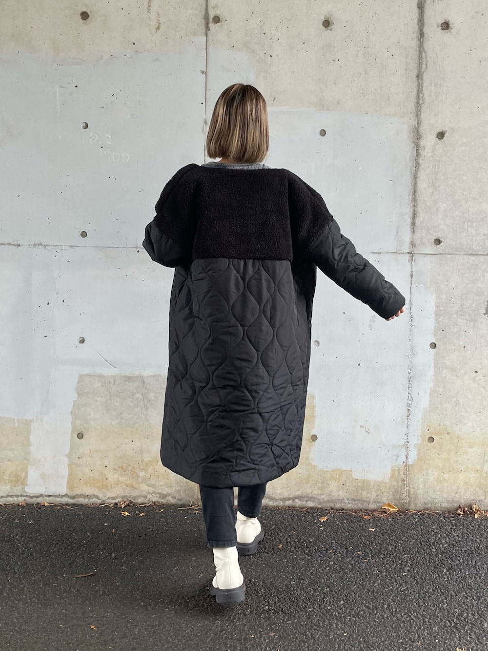 ブラック系のノーカラージャケット、ブラック系のスウェット、ブラック系のその他パンツを着用したレディースの冬コーディネートの3枚目の写真
