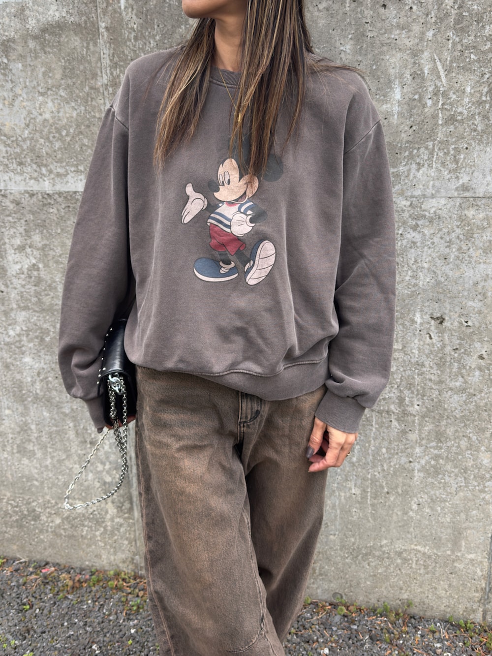 ブラウン系のスウェット、ブラウン系のスニーカーを着用したレディースの冬コーディネートの4枚目の写真