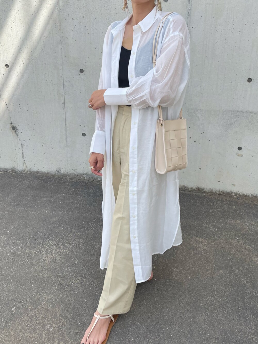 ホワイト系のシャツ/ブラウス、ベージュ系のその他パンツ、ホワイト系のショルダーバッグを着用したレディースの春コーディネートの2枚目の写真