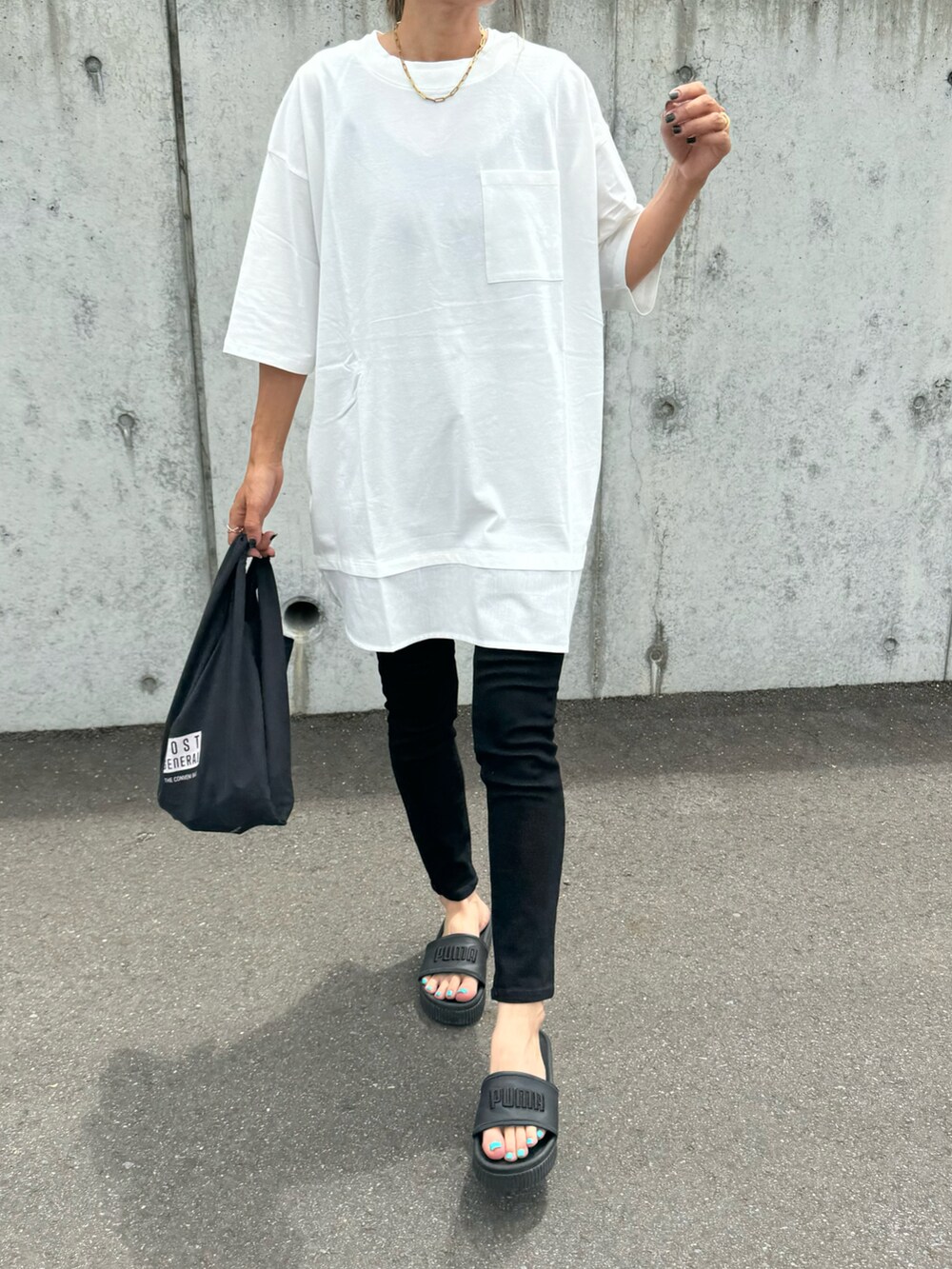 ホワイト系のTシャツ/カットソー、ブラック系のその他パンツ、その他のエコバッグ/サブバッグを着用したレディースの夏コーディネートの2枚目の写真