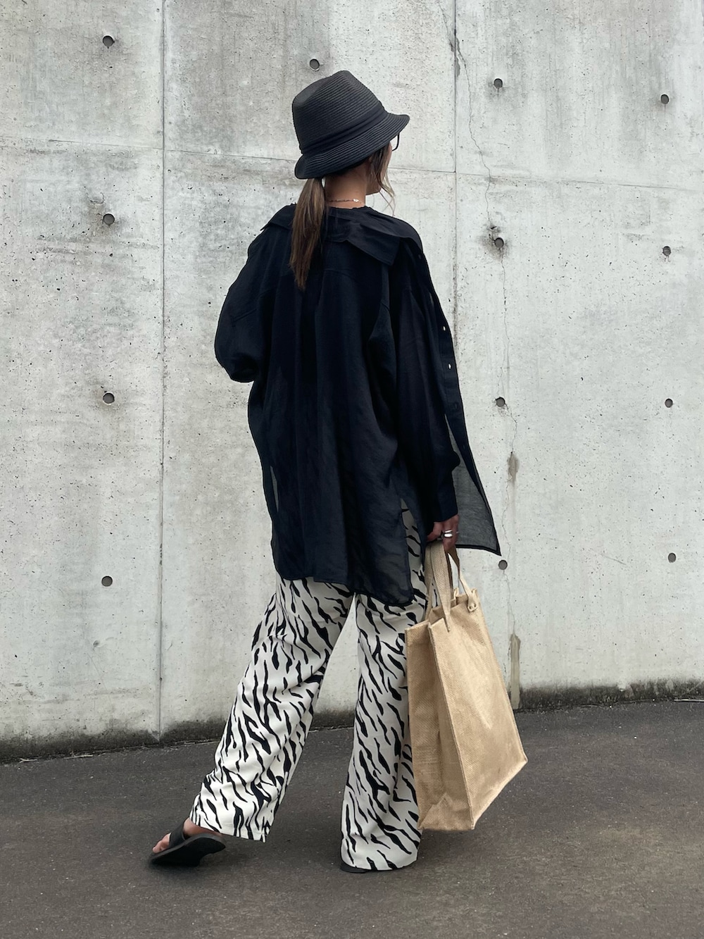 ブラック系のシャツ/ブラウス、ブラック系のタンクトップ、ホワイト系のその他パンツを着用したレディースの春コーディネートの2枚目の写真