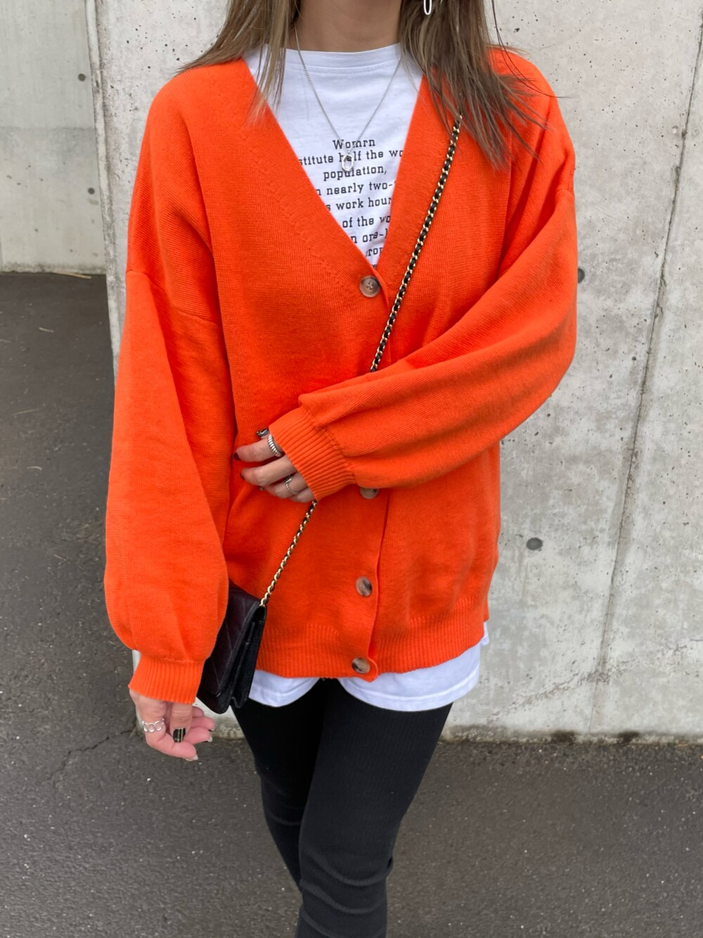 オレンジ系のカーディガン/ボレロ、ホワイト系のTシャツ/カットソー、その他のその他パンツを着用したレディースの冬コーディネートの4枚目の写真