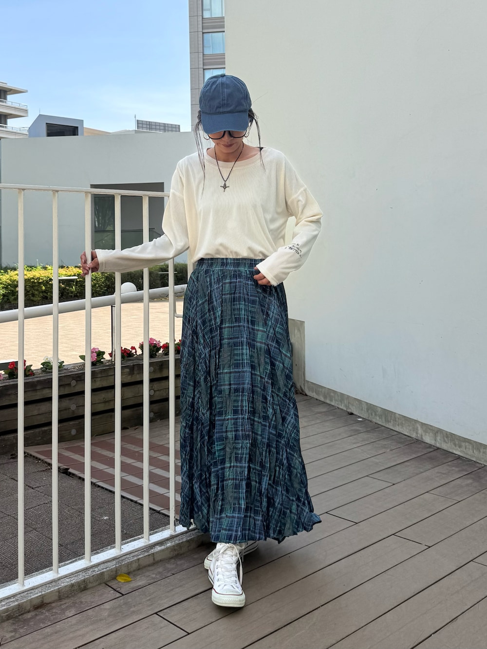 ホワイト系のTシャツ/カットソー、グリーン系のスカート、ホワイト系のスニーカーを着用したレディースの春コーディネートの2枚目の写真