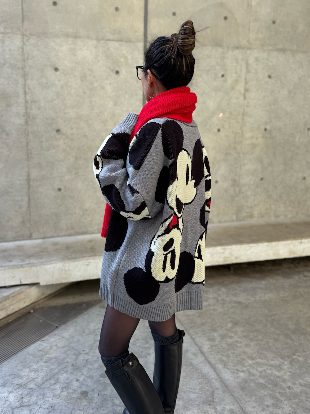 ブラック系のトートバッグ、グレー系のカーディガン/ボレロ、ブラック系のブーツを着用したレディースの冬コーディネートの3枚目の写真