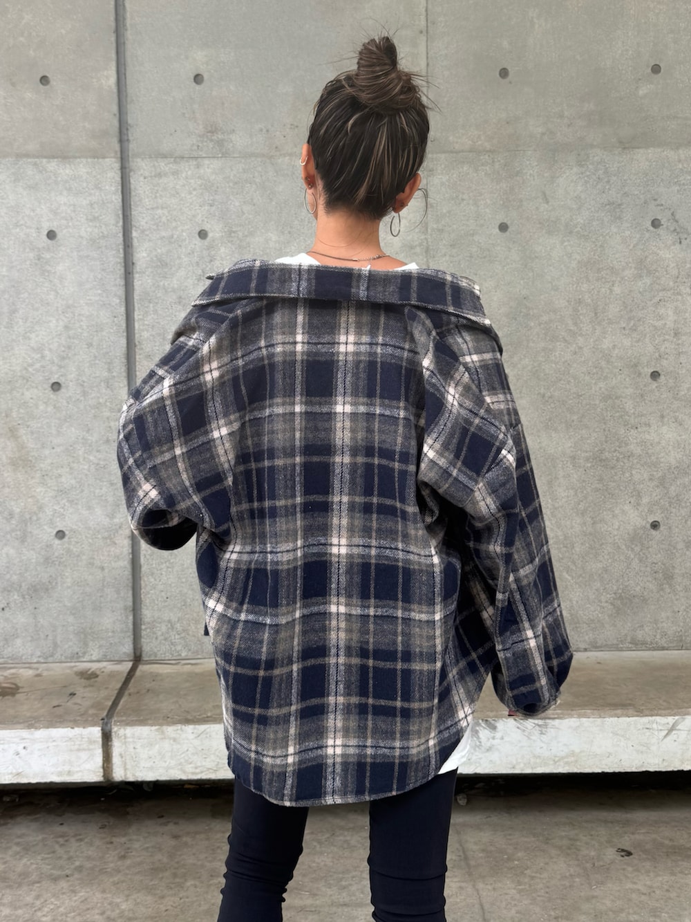 ブラック系のブーツ、ブラック系のその他パンツ、ブルー系のシャツ/ブラウスを着用したレディースの秋コーディネートの3枚目の写真