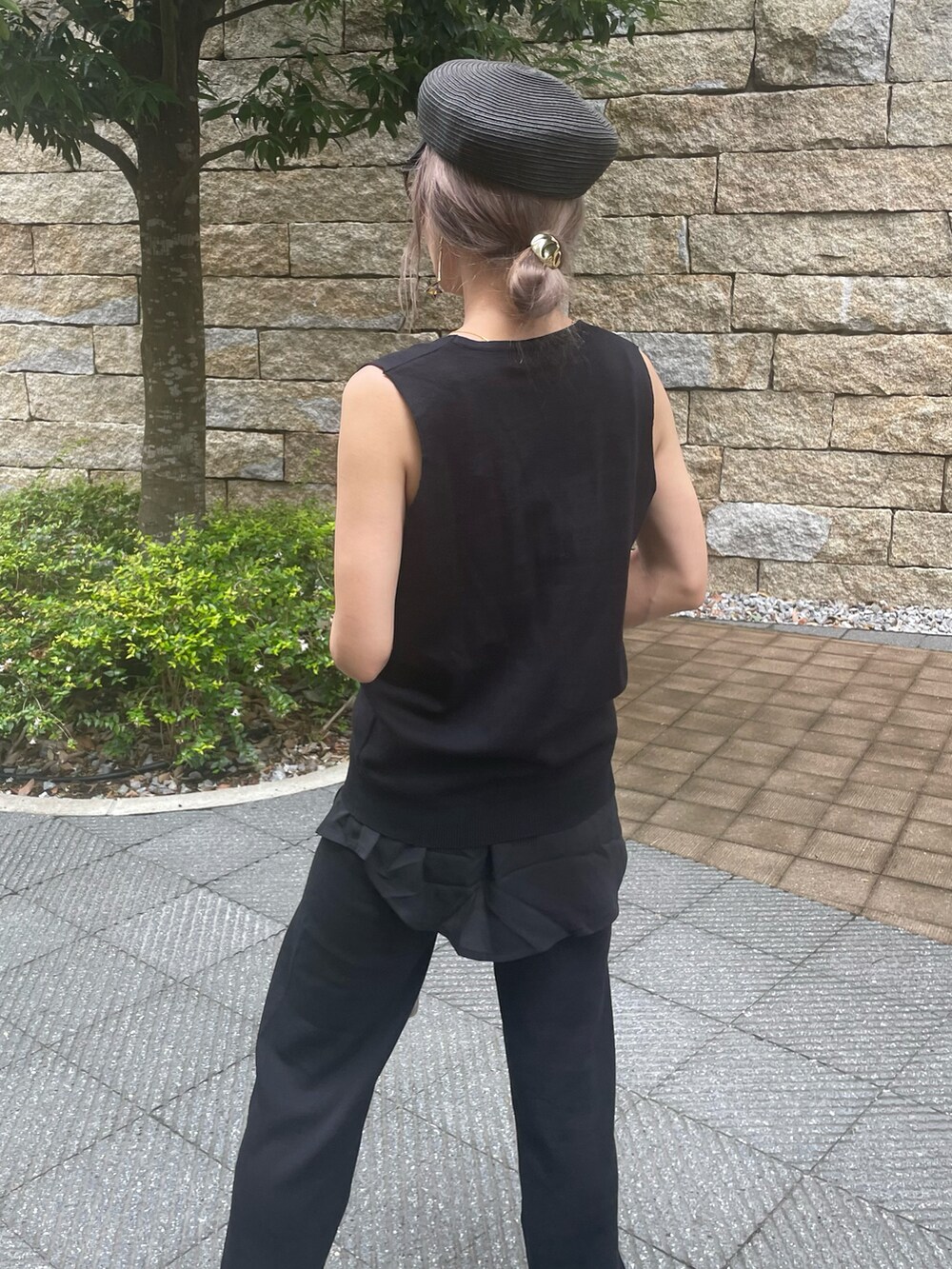 ブラック系のその他パンツ、ブラック系のその他トップス、ブラウン系のサンダルを着用したレディースの夏コーディネートの4枚目の写真