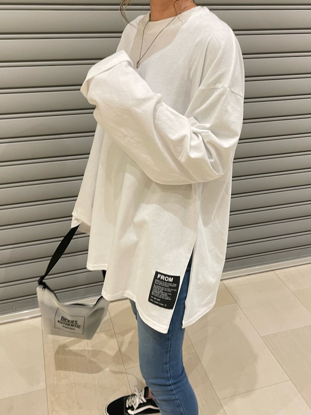 ホワイト系のTシャツ/カットソー、その他のショルダーバッグ、ブラック系のスニーカーを着用したレディースの冬コーディネートの4枚目の写真