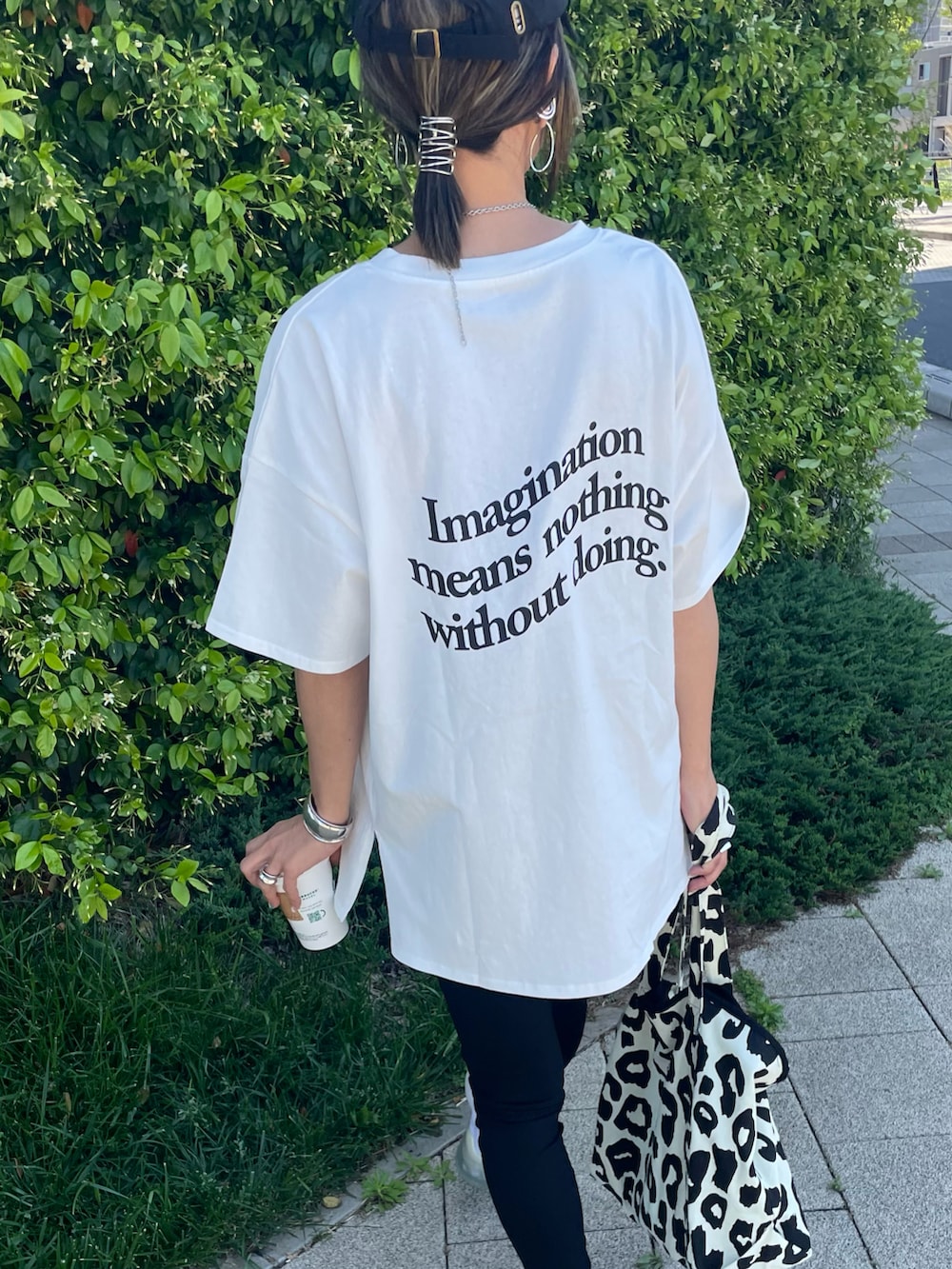 ホワイト系のTシャツ/カットソー、ブラック系のその他パンツ、ホワイト系のトートバッグを着用したレディースの春コーディネートの5枚目の写真