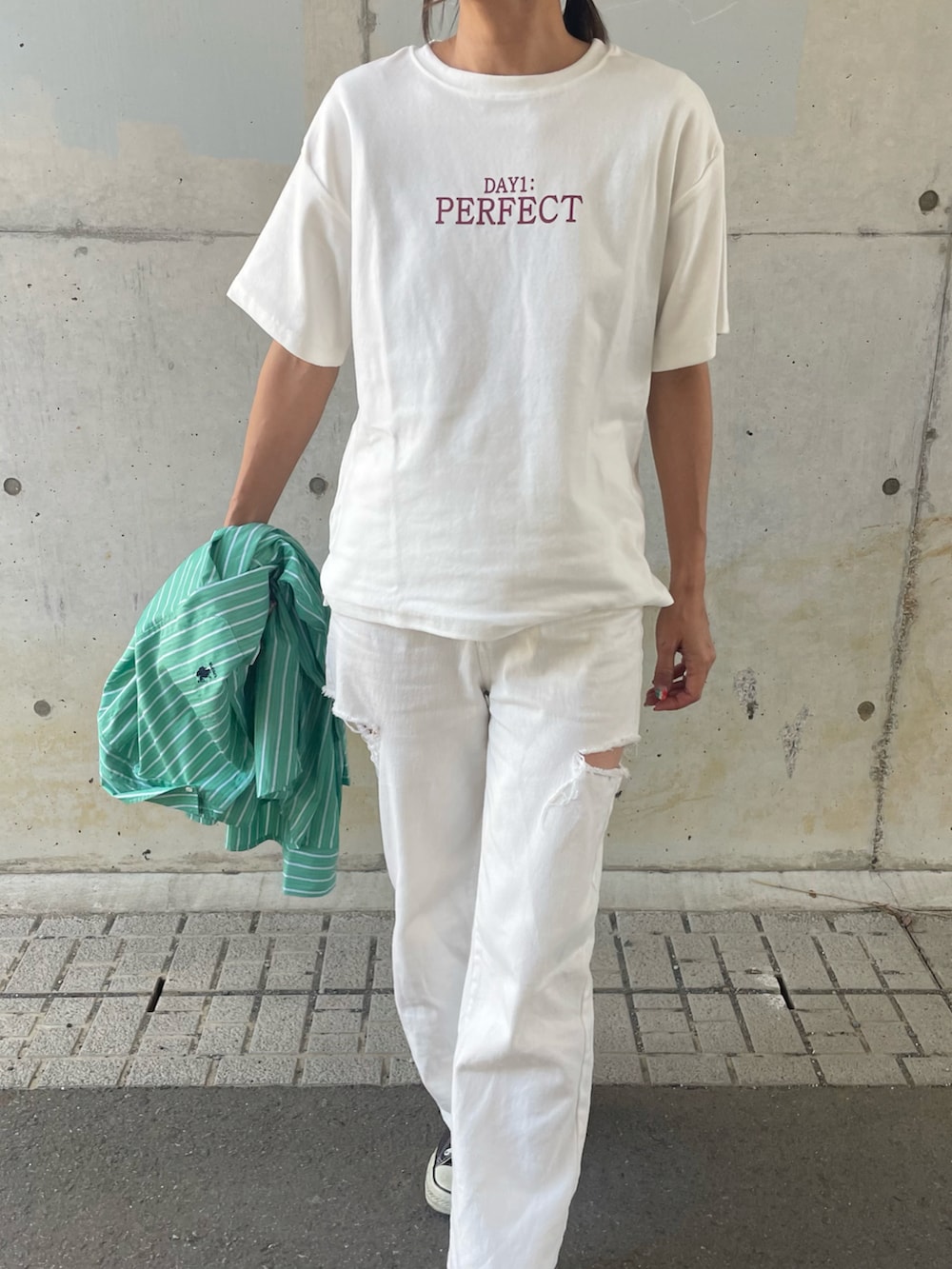 ホワイト系のデニムパンツ、ブラック系のスニーカー、グリーン系のシャツ/ブラウスを着用したレディースの春コーディネートの4枚目の写真