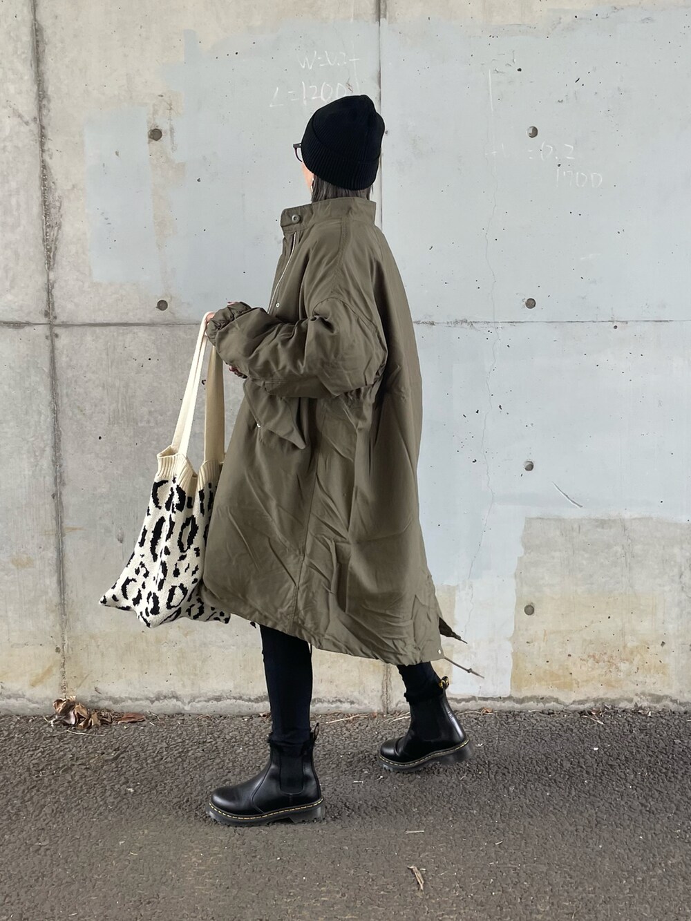 ベージュ系のスウェット、グリーン系のモッズコート、ブラック系のその他パンツを着用したレディースの秋コーディネートの2枚目の写真