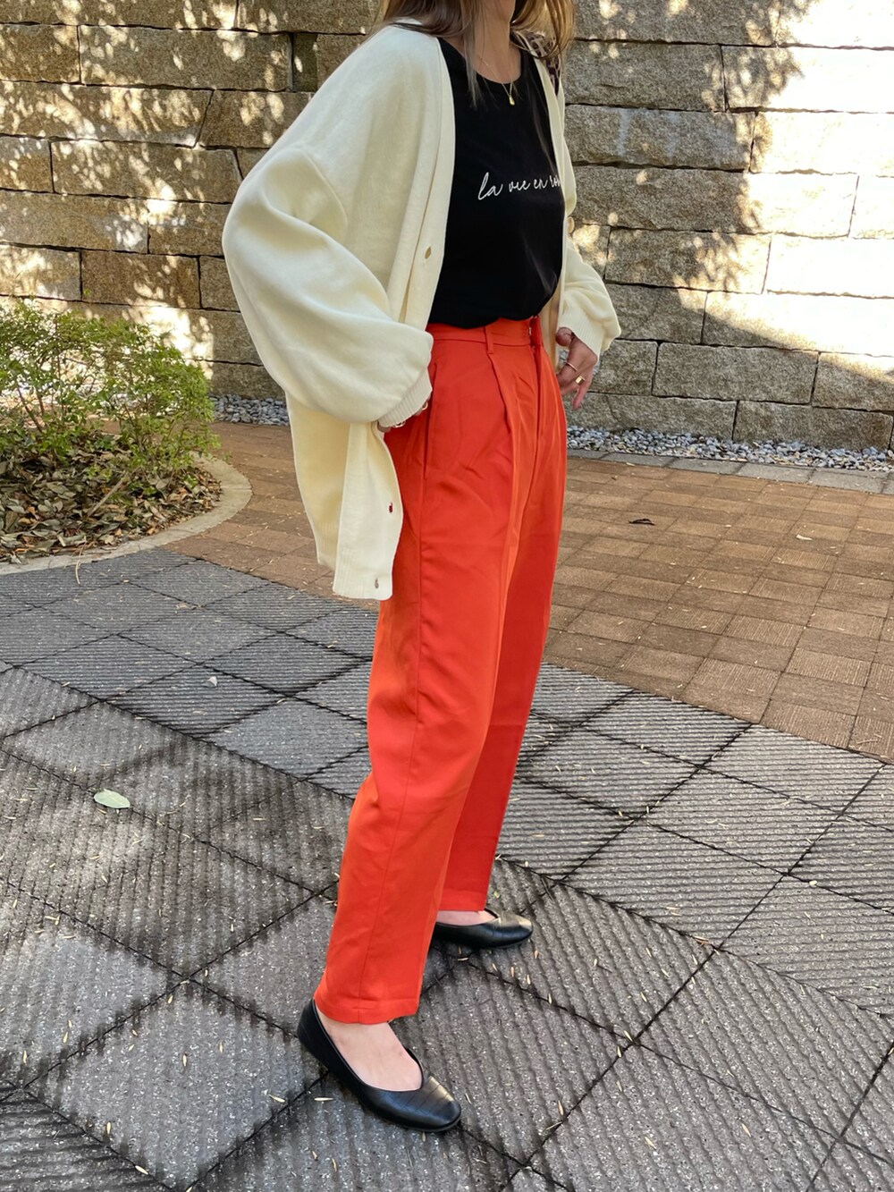 ホワイト系のカーディガン/ボレロ、その他のTシャツ/カットソー、ベージュ系のエコバッグ/サブバッグを着用したレディースの冬コーディネートの2枚目の写真