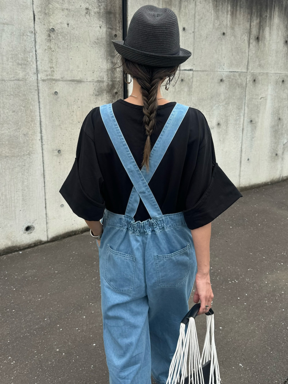 「大人カジュアル、大人女子、サロペット、デニムサロペット、ラクチンコーデ、Vネック、Tシャツ、春、デニムコーデ、サンダル、オトナカジュアル、デニム、最近のいい感じコーデ、ゆるコーデ、モノトーン」｜「copineの袖ロールアップＶネックTシャツ(ブラック)（Tシャツ/カットソー、ブラック系）」を使った、ayaさん（レディース・161cm）の春コーディネートの5枚目の写真