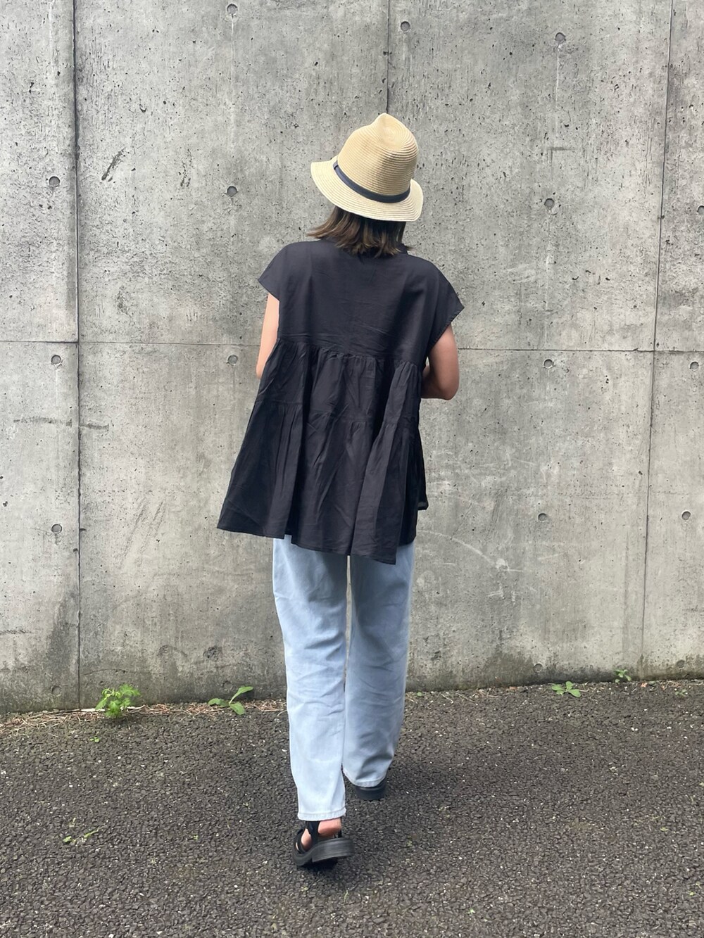 ブラック系のシャツ/ブラウス、ブルー系のデニムパンツ、ブラック系のサンダルを着用したレディースの夏コーディネートの4枚目の写真