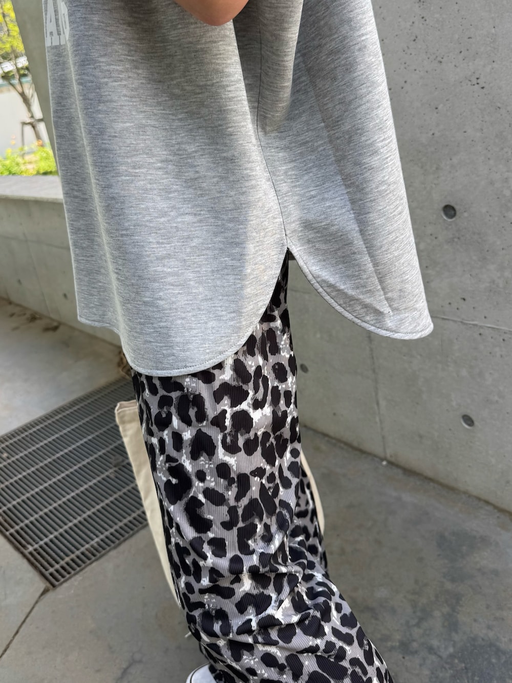 グレー系のTシャツ/カットソー、グレー系のその他パンツ、ホワイト系のトートバッグを着用したレディースの春コーディネートの4枚目の写真