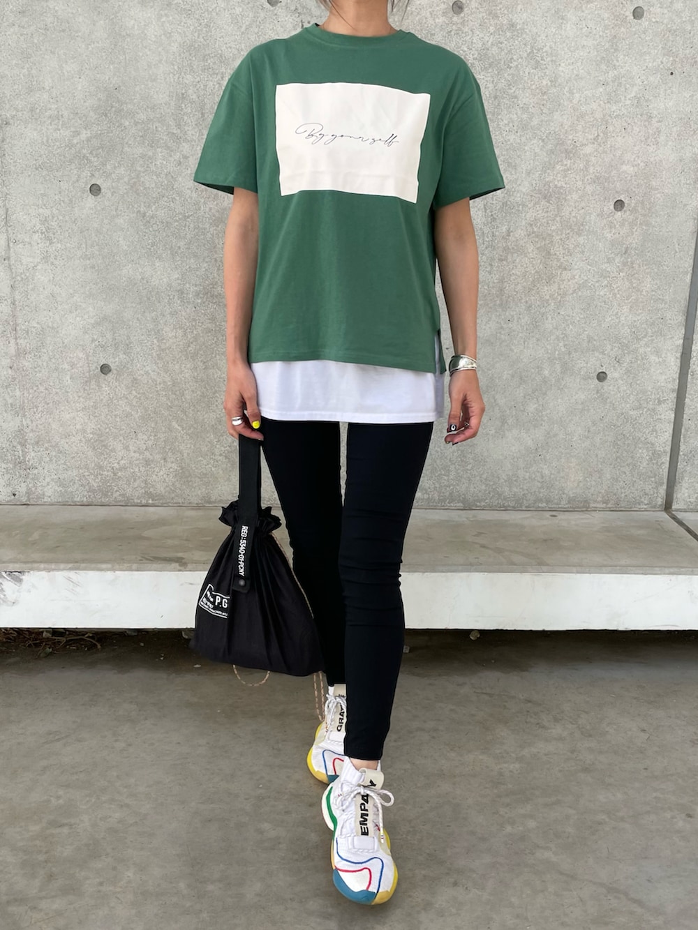 その他のその他パンツ、ホワイト系のスニーカー、グリーン系のエコバッグ/サブバッグを着用したレディースの春コーディネートの2枚目の写真