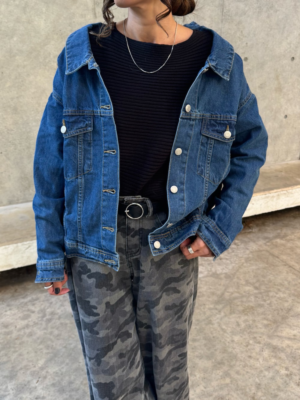 グレー系のデニムパンツ、ブルー系のデニムジャケット、ブラック系のスニーカーを着用したレディースの春コーディネートの4枚目の写真