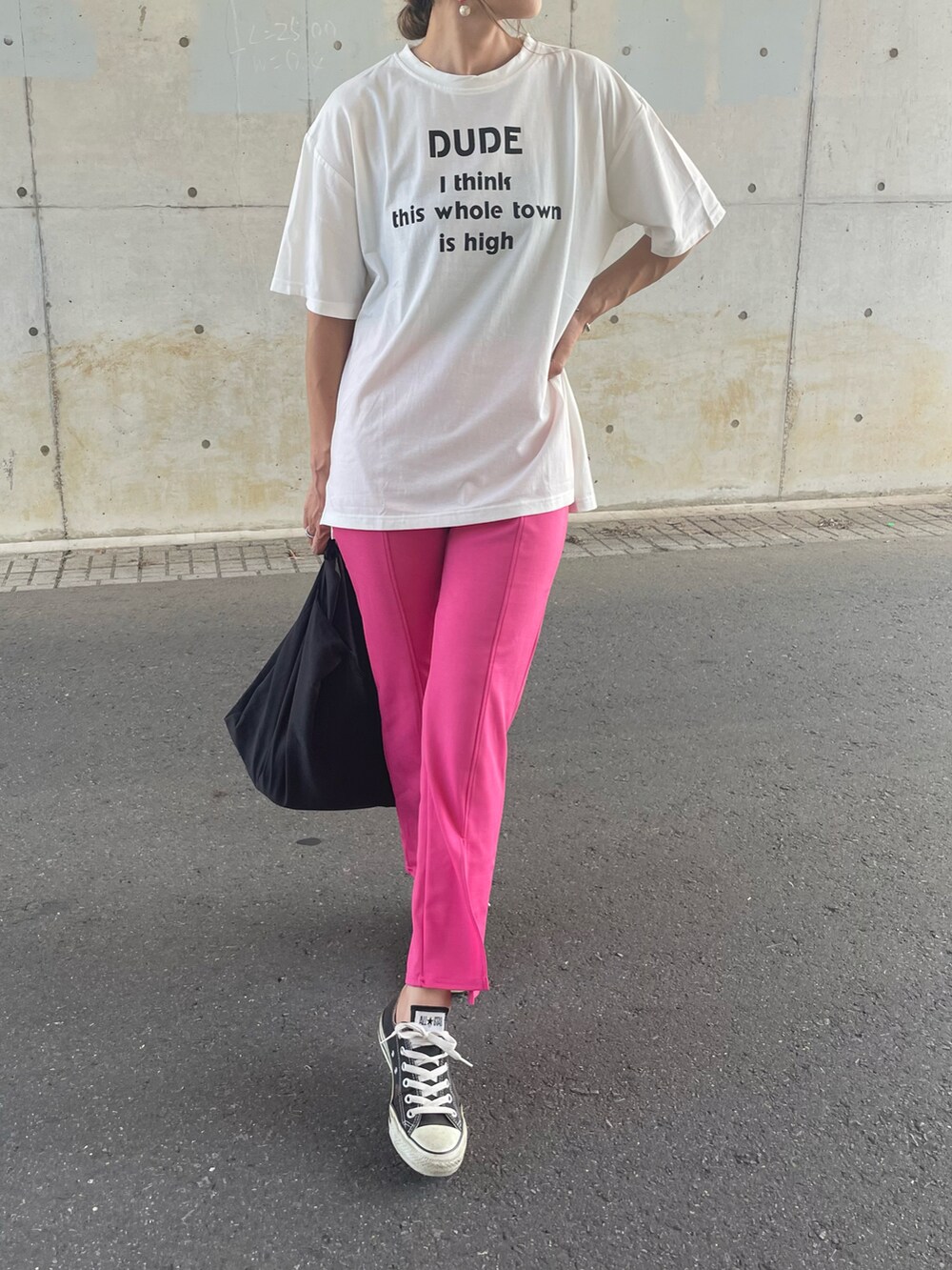 ピンク系のその他パンツ、ホワイト系のTシャツ/カットソー、その他のエコバッグ/サブバッグを着用したレディースの夏コーディネートの4枚目の写真