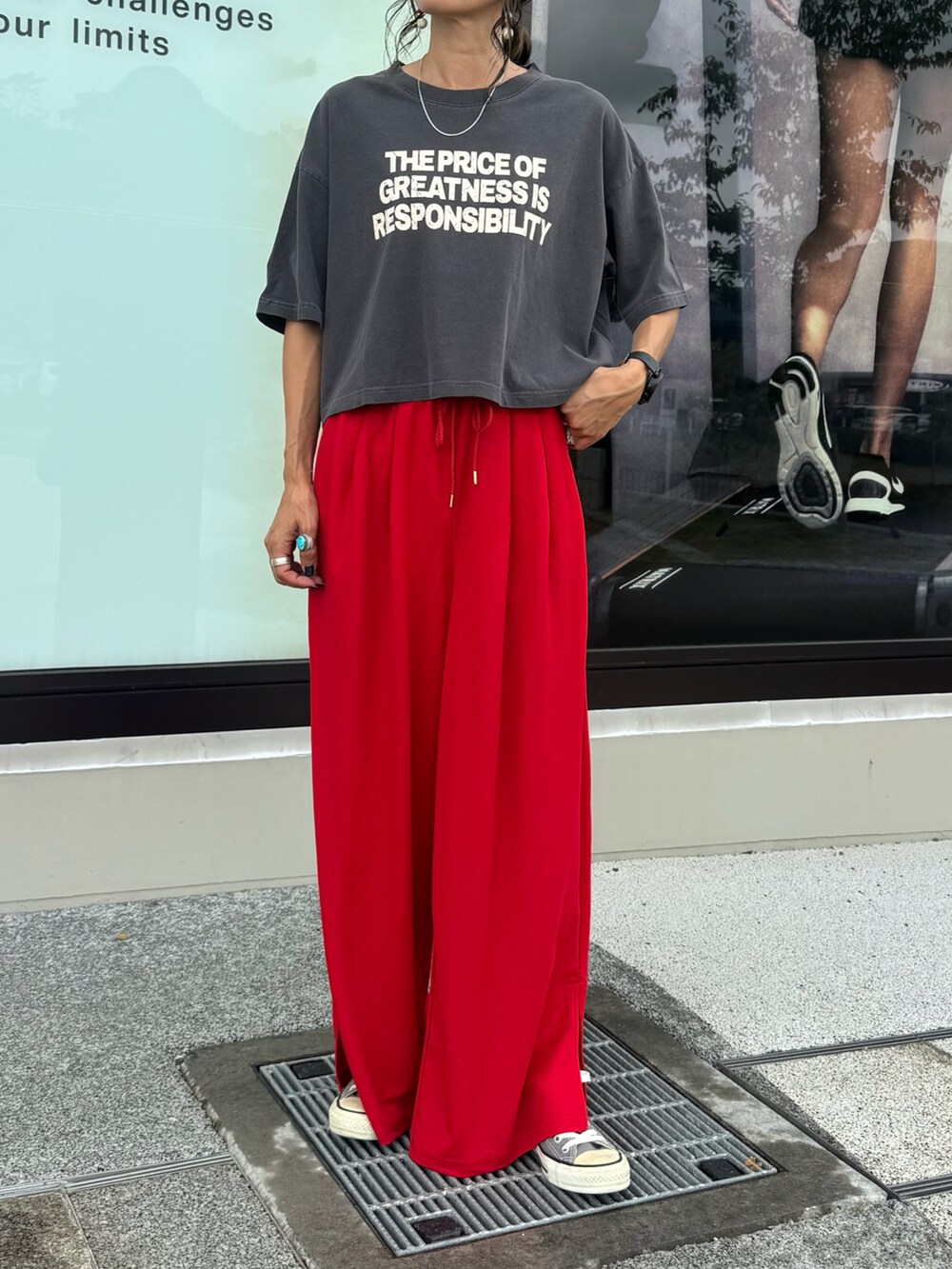 グレー系のスニーカー、グレー系のTシャツ/カットソー、レッド系のその他パンツを着用したレディースの夏コーディネートの2枚目の写真