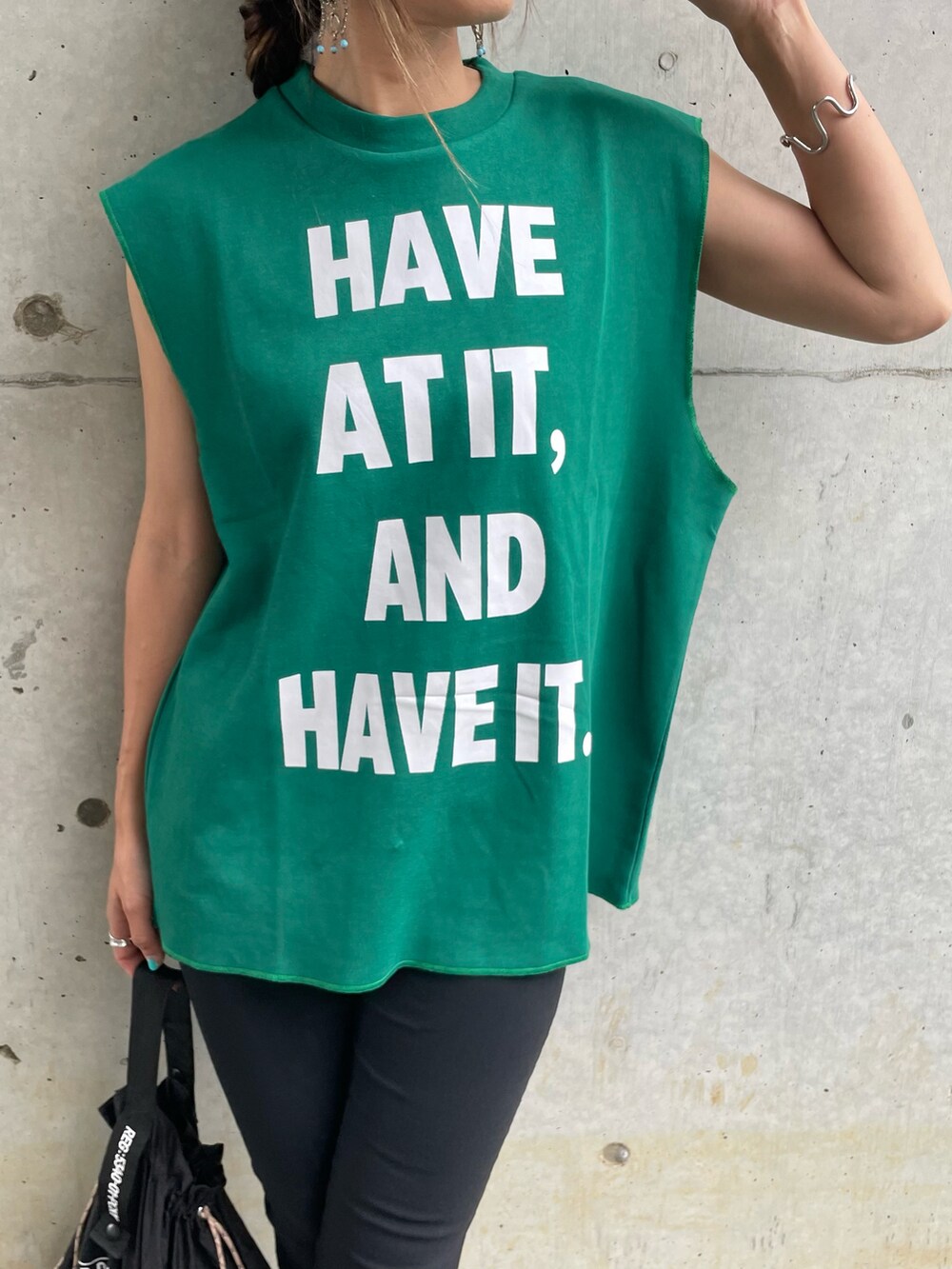 グリーン系のTシャツ/カットソー、その他のその他パンツ、ブラック系のスニーカーを着用したレディースの夏コーディネートの4枚目の写真