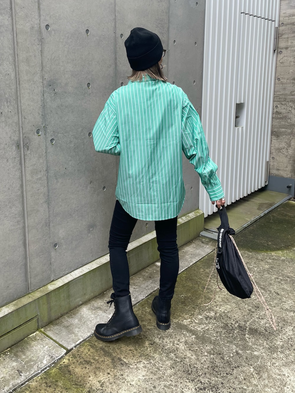 グリーン系のシャツ/ブラウス、ブラック系のその他パンツ、グリーン系のエコバッグ/サブバッグを着用したレディースの秋コーディネートの3枚目の写真