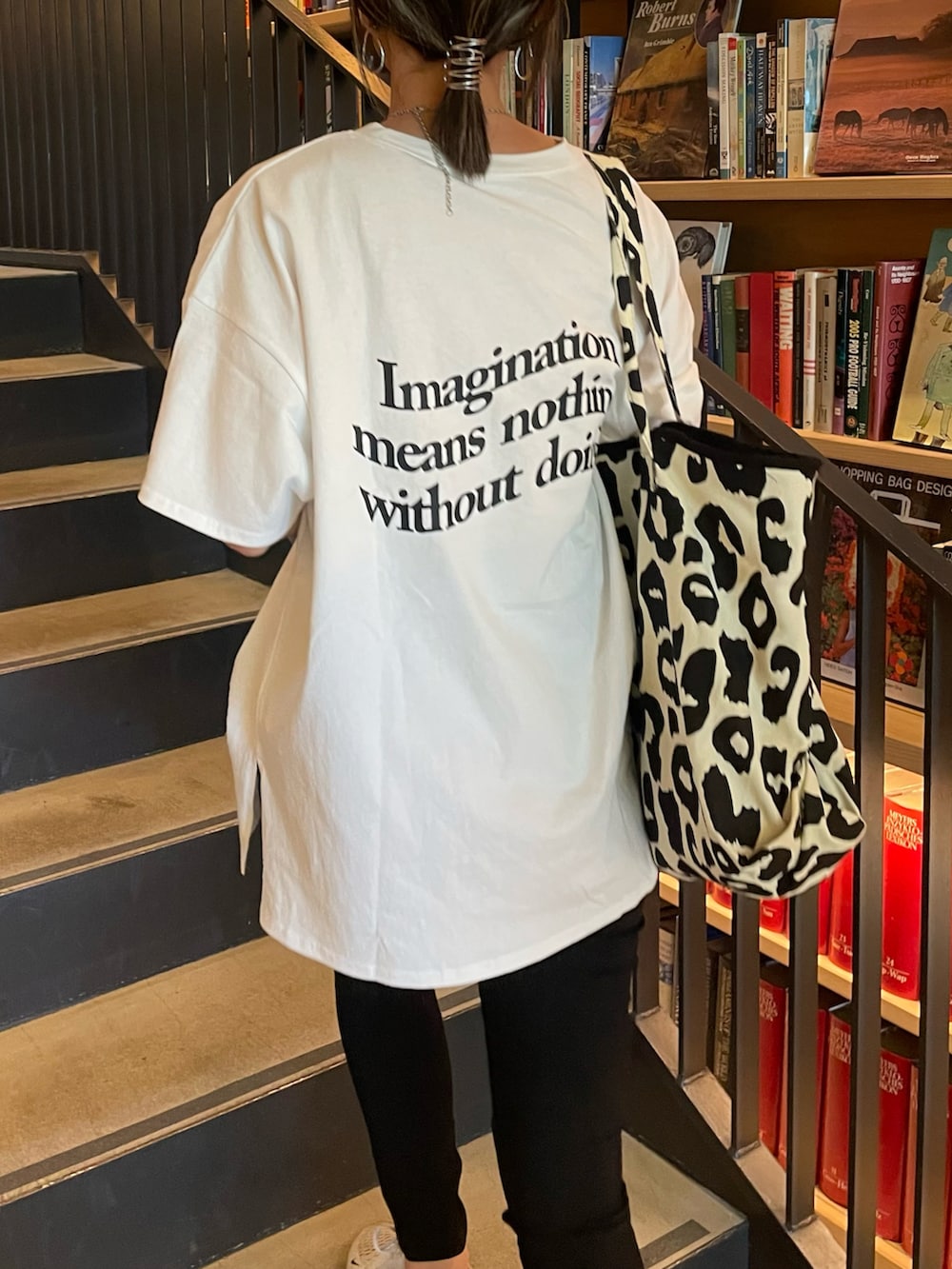 ホワイト系のTシャツ/カットソー、ブラック系のその他パンツ、ホワイト系のトートバッグを着用したレディースの春コーディネートの3枚目の写真