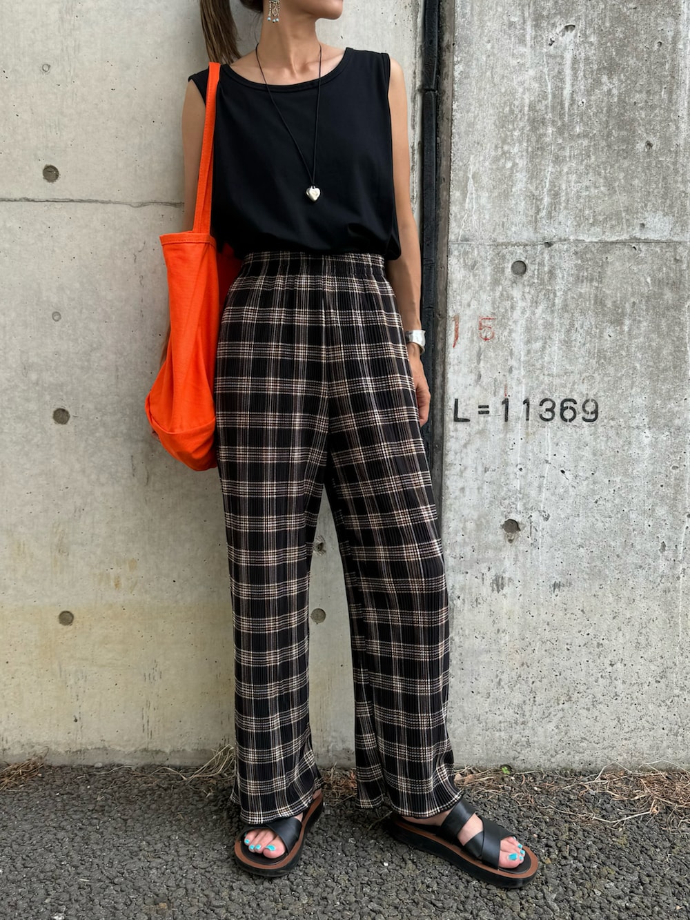 「夏コーデ、リラックススタイル、チェックパンツ、チェック柄、柄パンツ、プリーツパンツ、サンダルコーデ、ノースリーブ、お洒落さんとつながりたい、チェック、ビタミンカラー、トートバッグ、ブラックコーデ、ラクチンコーデ、オレンジ」｜「copineのレイヤードロングノースリーブ(ブラック)（タンクトップ、ブラック系）」を使った、ayaさん（レディース・161cm）の夏コーディネートの2枚目の写真