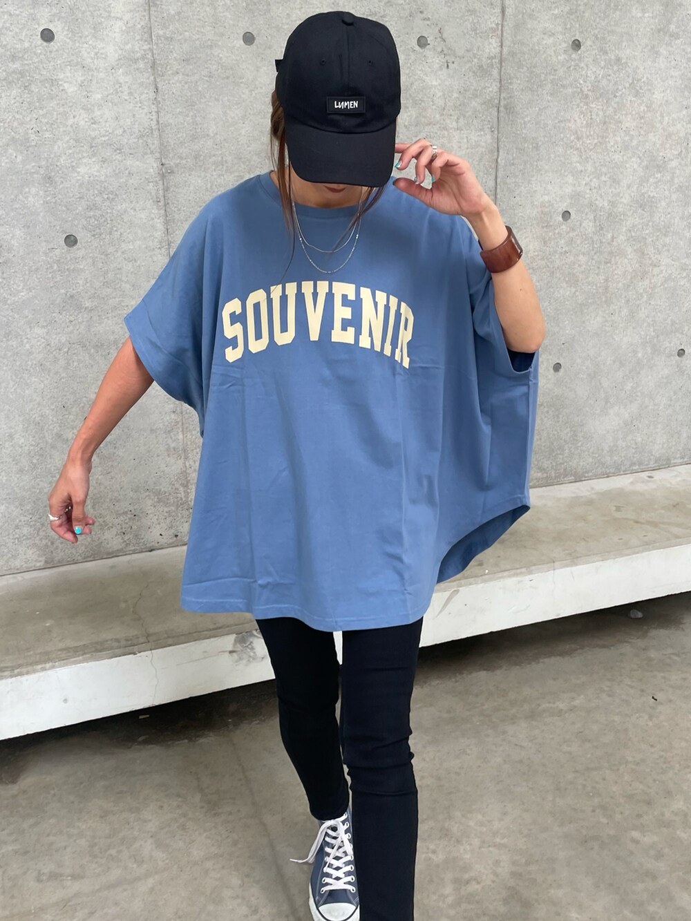 「夏コーデ、パンツスタイル、夏だ！Tシャツ着よう！、ロゴT、プチプラコーデ、ブルー、トートバッグ、カジュアル、ゆるコーデ、コンバース、カラーコーデ、お洒落さんとつながりたい、Tシャツ、カラー×コーデ、キャップ」｜「copineのポンチョ型ロゴオーバーサイズTシャツ(3color)（Tシャツ/カットソー、グリーン系）」を使った、ayaさん（レディース・161cm）の夏コーディネートの4枚目の写真