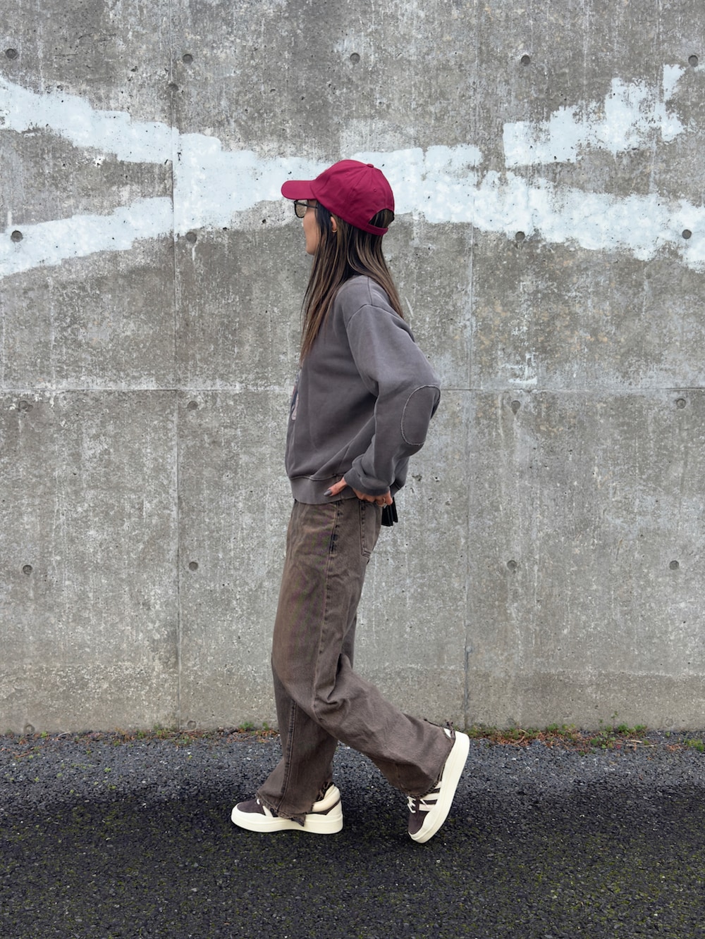 ブラウン系のスウェット、ブラウン系のスニーカーを着用したレディースの冬コーディネートの2枚目の写真