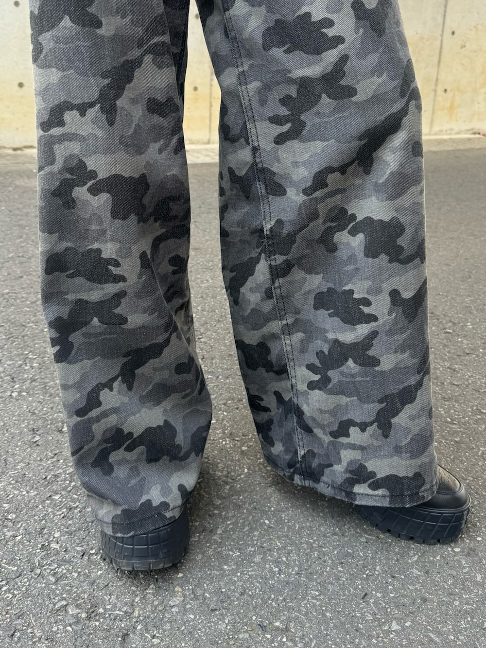 グレー系のデニムパンツ、ブラック系のスニーカー、ブラック系のニットキャップ/ビーニーを着用したレディースの春コーディネートの5枚目の写真