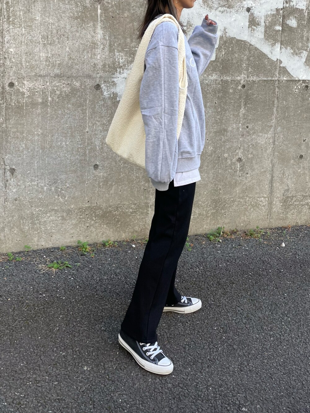 グレー系のスウェット、ブラック系のその他パンツ、ホワイト系のその他パンツを着用したレディースの秋コーディネートの2枚目の写真