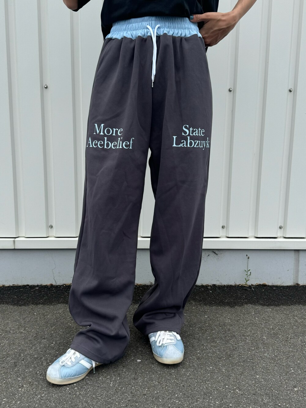 「ラフコーデ、スウェットパンツ、スウェット、休日スタイル、ママファッション、Tシャツ、最近のいい感じコーデ、ロゴT、ロゴスウェット、スニーカーコーデ、シンフルコーデ、お洒落さんとつながりたい、おしゃれさんと繋がりたい、ストリートコーデ、カジュアルコーデ」｜「copineのエンボスTシャツ(ブラック)（Tシャツ/カットソー、ブラック系）」を使った、ayaさん（レディース・161cm）の春コーディネートの4枚目の写真