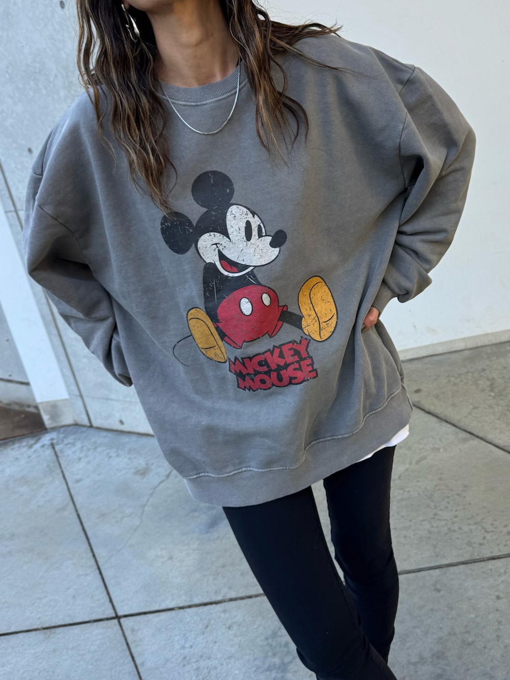 ブラック系のブーツ、ブラック系のその他パンツ、グレー系のスウェットを着用したレディースの冬コーディネートの2枚目の写真