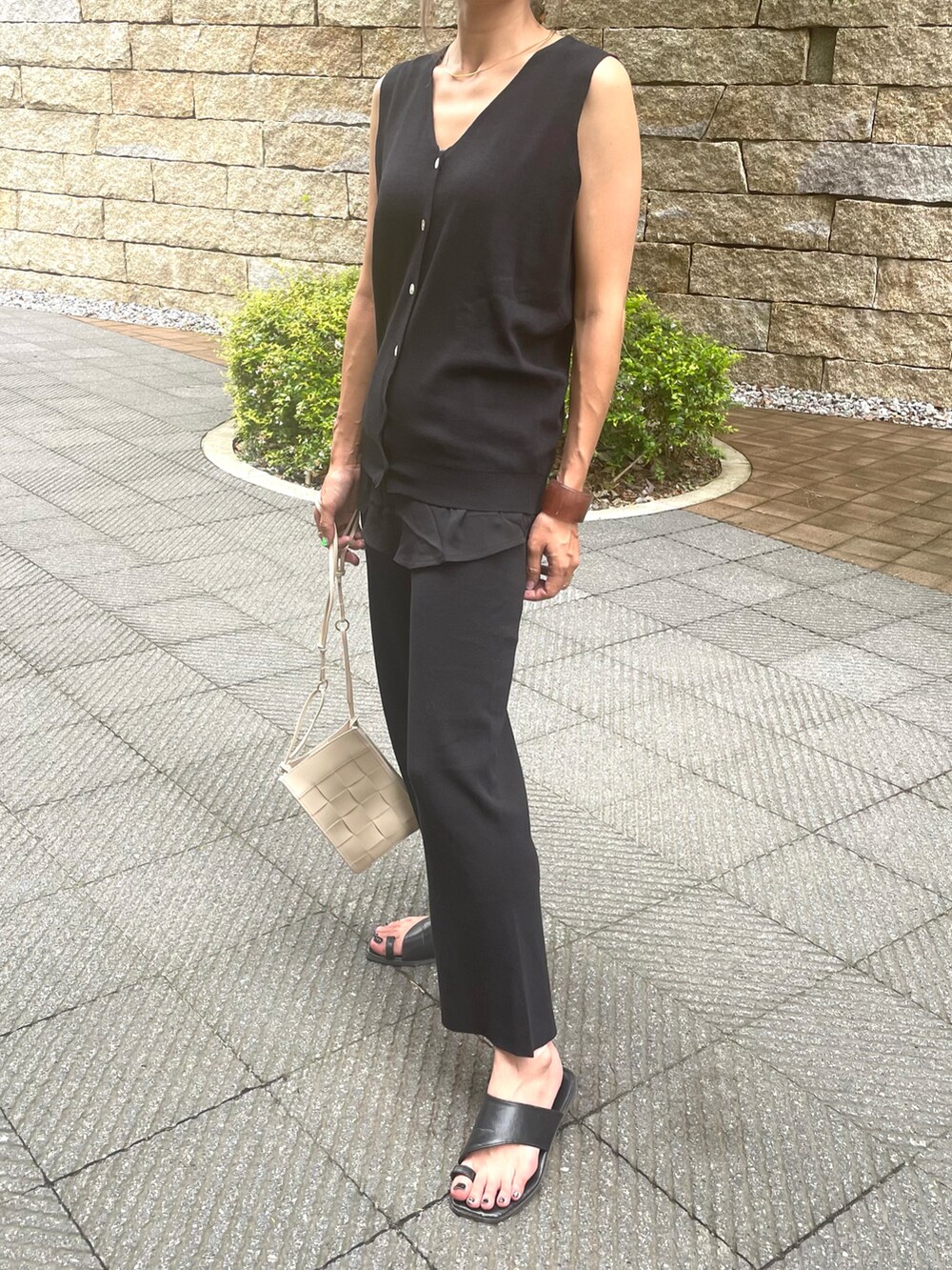 ブラック系のその他パンツ、ブラック系のその他トップス、ブラウン系のサンダルを着用したレディースの夏コーディネートの3枚目の写真