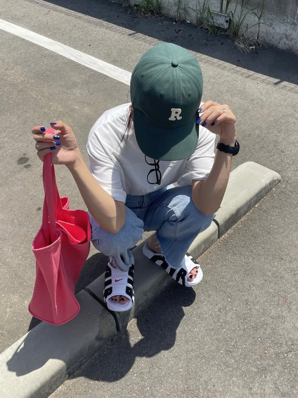 ホワイト系のTシャツ/カットソー、ブルー系のデニムパンツ、ホワイト系のサンダルを着用したレディースの夏コーディネートの2枚目の写真