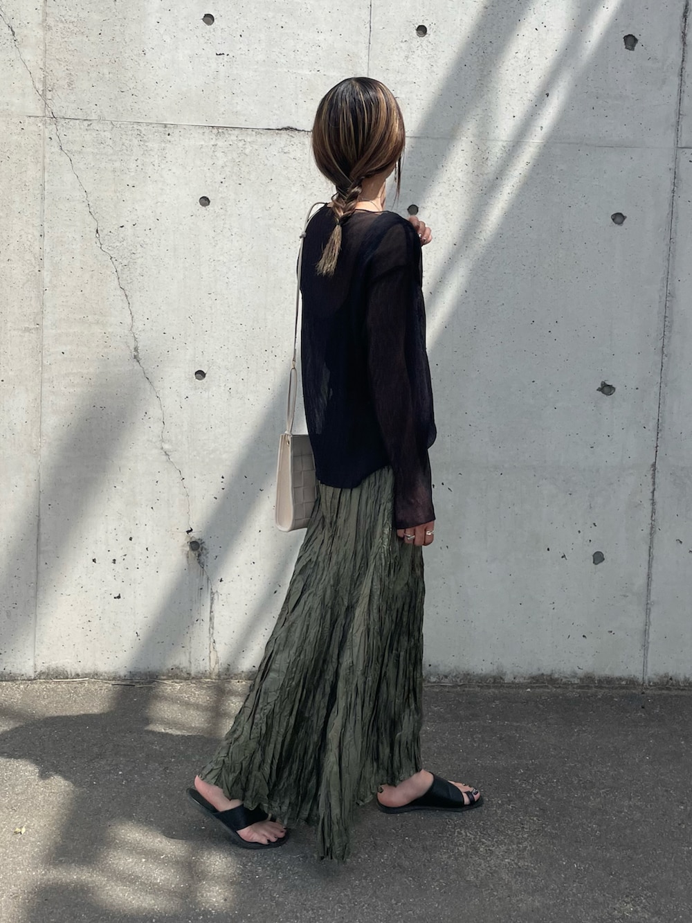 ブラック系のTシャツ/カットソー、その他のスカート、ホワイト系のショルダーバッグを着用したレディースの春コーディネートの4枚目の写真
