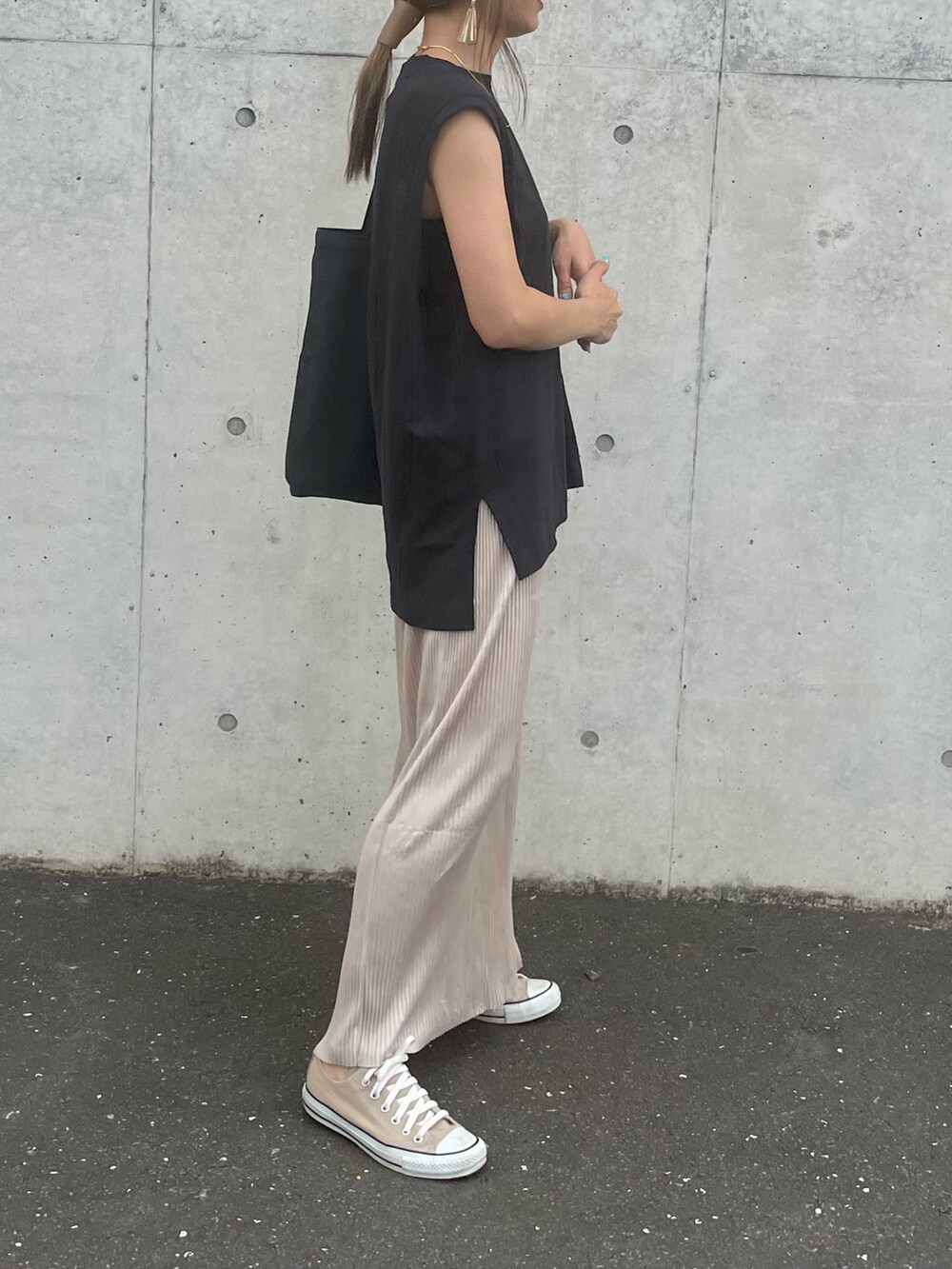 ブラック系のTシャツ/カットソー、ベージュ系のスカート、ブラック系のトートバッグを着用したレディースの夏コーディネートの5枚目の写真
