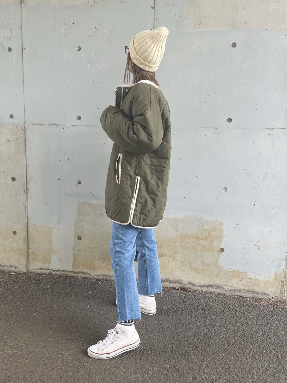 グリーン系のその他アウター、ホワイト系のスウェット、ブルー系のデニムパンツを着用したレディースの秋コーディネートの2枚目の写真