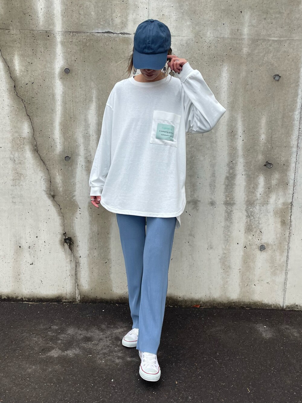 ホワイト系のTシャツ/カットソー、ブルー系のデニムジャケット、ホワイト系のスニーカーを着用したレディースの春コーディネートの3枚目の写真