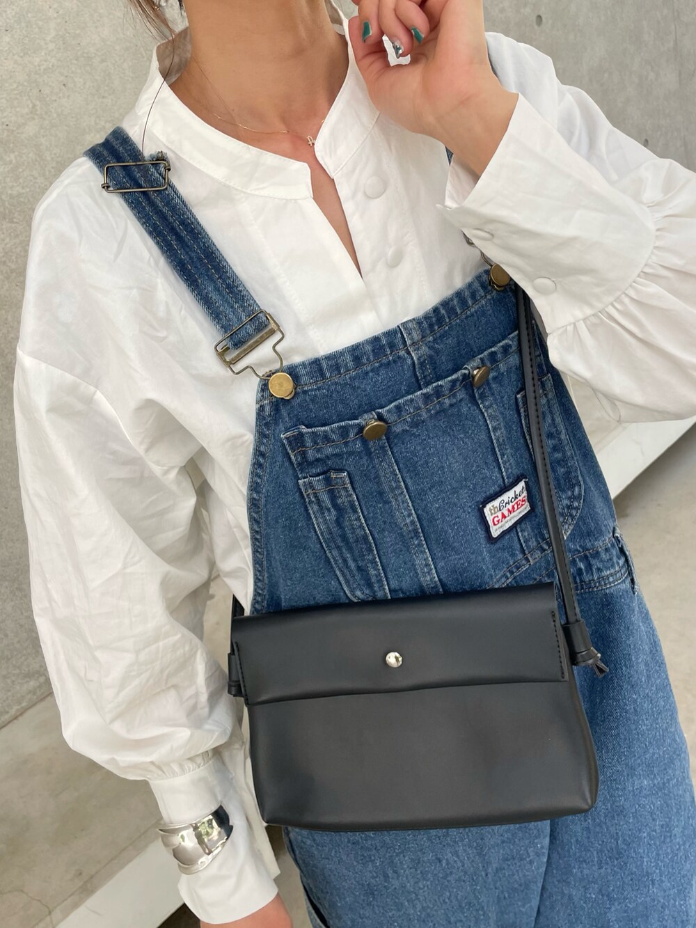 ホワイト系のシャツ/ブラウス、その他のサロペット/オーバーオール、ベージュ系のショルダーバッグを着用したレディースの春コーディネートの5枚目の写真