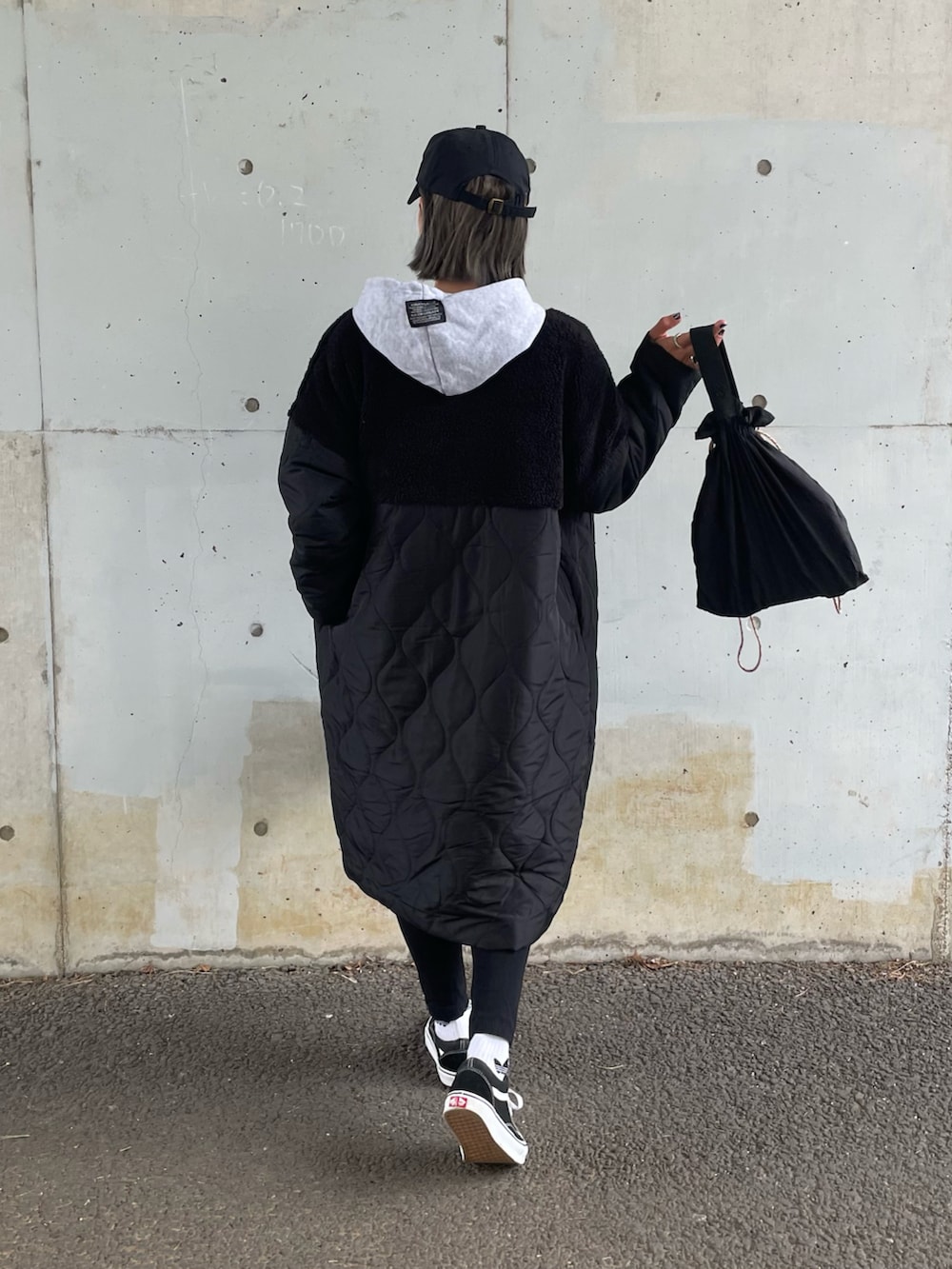 グレー系のパーカー、ブラック系のノーカラージャケット、ブラック系のその他パンツを着用したレディースの秋コーディネートの3枚目の写真