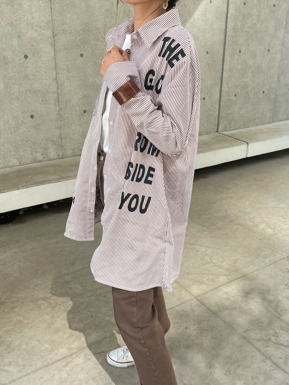 ブラウン系のシャツ/ブラウス、その他のTシャツ/カットソー、ホワイト系のスニーカーを着用したレディースの春コーディネートの5枚目の写真