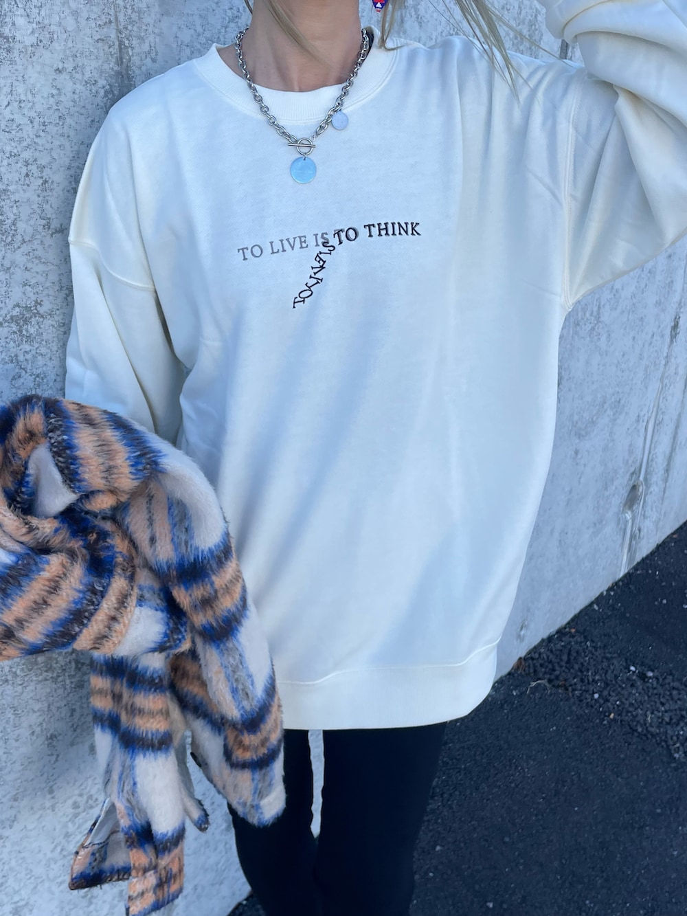 ベージュ系のシャツ/ブラウス、ホワイト系のスウェット、ブラック系のその他パンツを着用したレディースの冬コーディネートの5枚目の写真