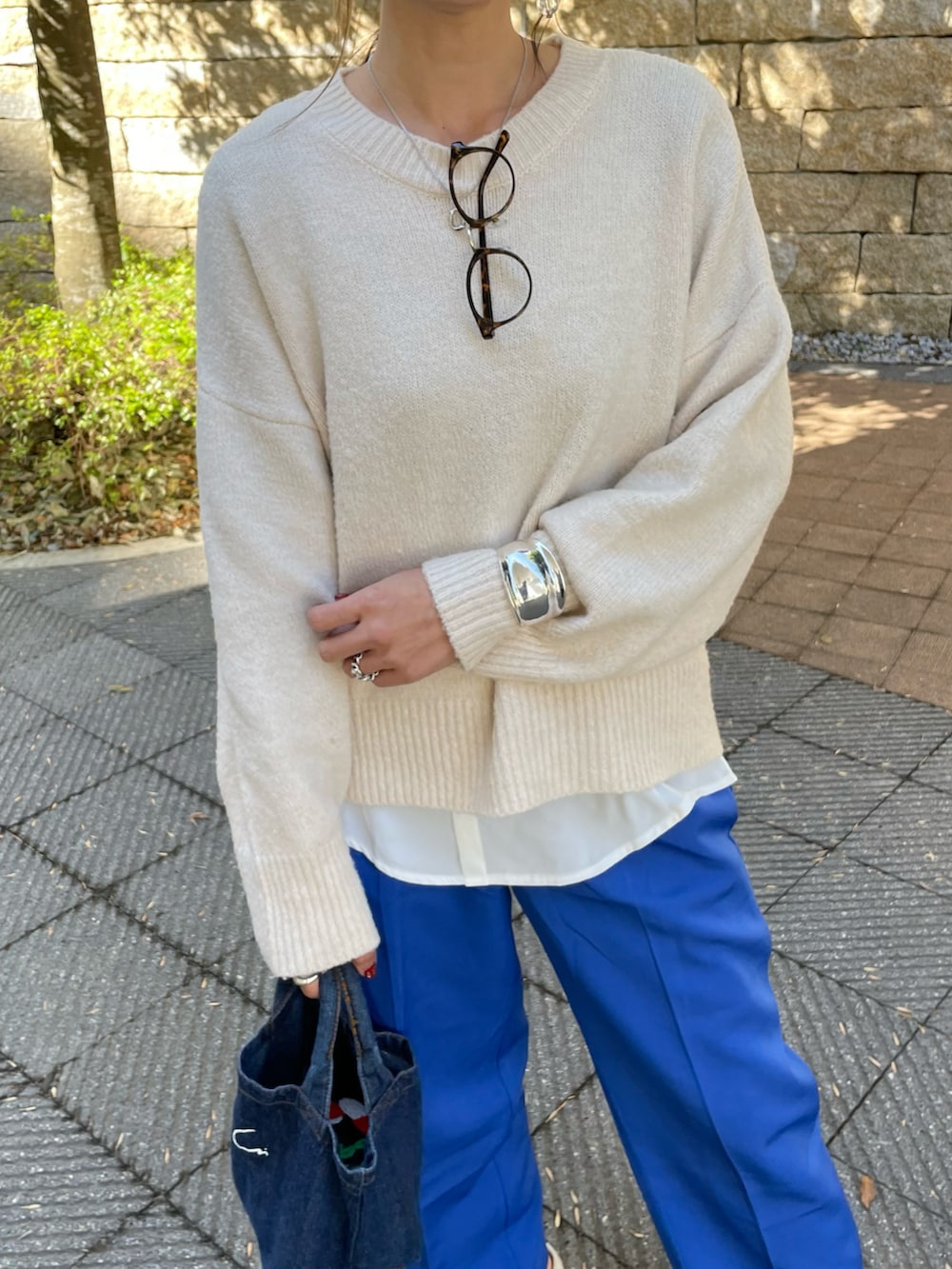 ホワイト系のニット/セーター、ホワイト系のその他トップス、ホワイト系のスニーカーを着用したレディースの春コーディネートの3枚目の写真