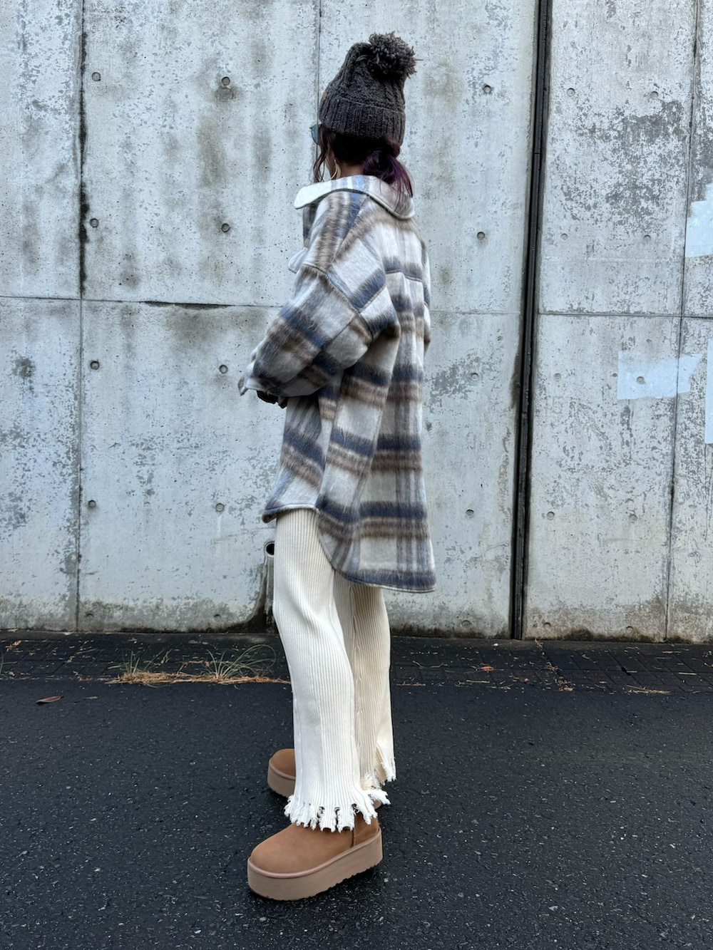 ホワイト系のシャツ/ブラウス、ホワイト系のその他パンツ、ブラウン系のブーツを着用したレディースの冬コーディネートの2枚目の写真