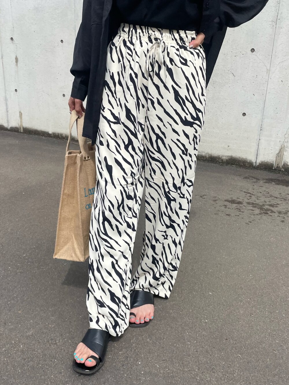 ブラック系のシャツ/ブラウス、ブラック系のタンクトップ、ホワイト系のその他パンツを着用したレディースの春コーディネートの5枚目の写真