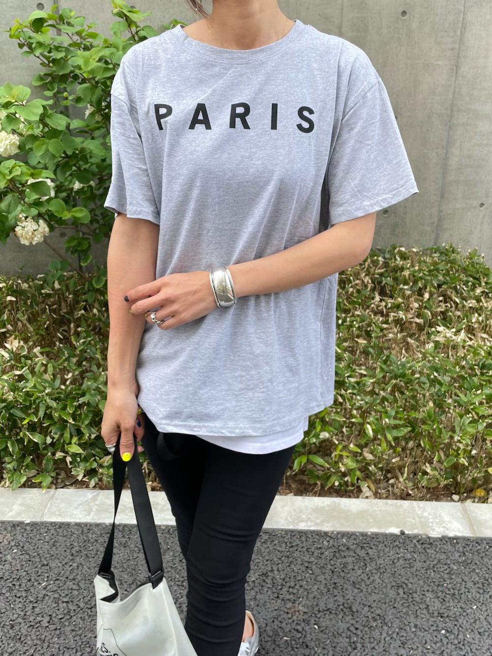 グレー系のTシャツ/カットソー、その他のその他パンツ、その他のショルダーバッグを着用したレディースの春コーディネートの4枚目の写真