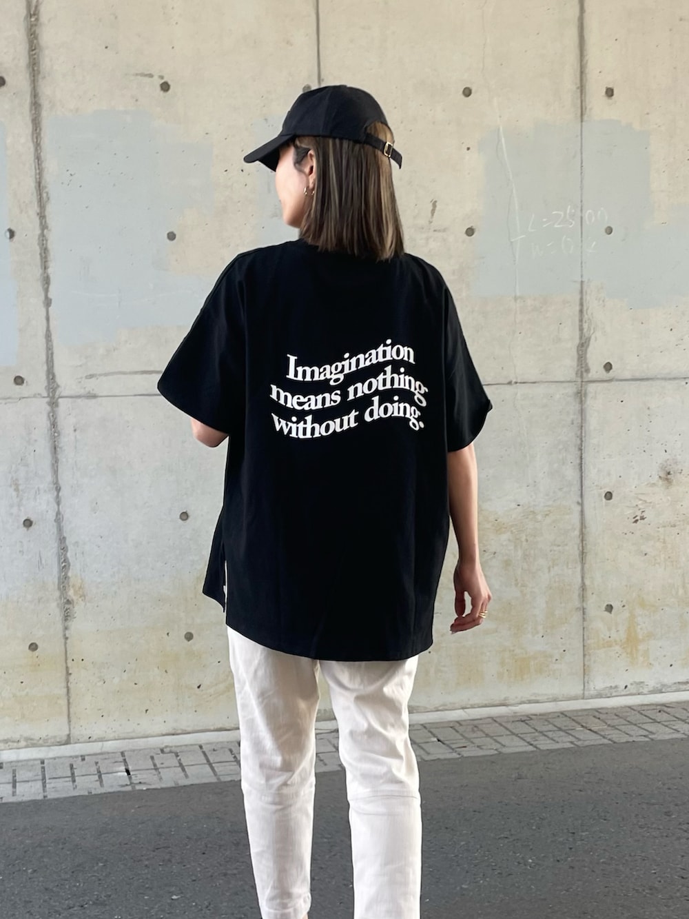ブラック系のTシャツ/カットソー、ホワイト系のその他パンツ、ブラック系のサンダルを着用したレディースの春コーディネートの3枚目の写真