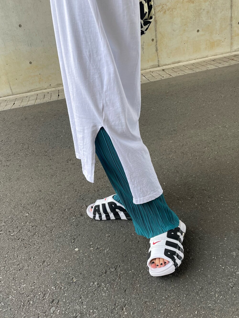 ホワイト系のワンピース、ホワイト系のトートバッグ、ホワイト系のサンダルを着用したレディースの夏コーディネートの5枚目の写真