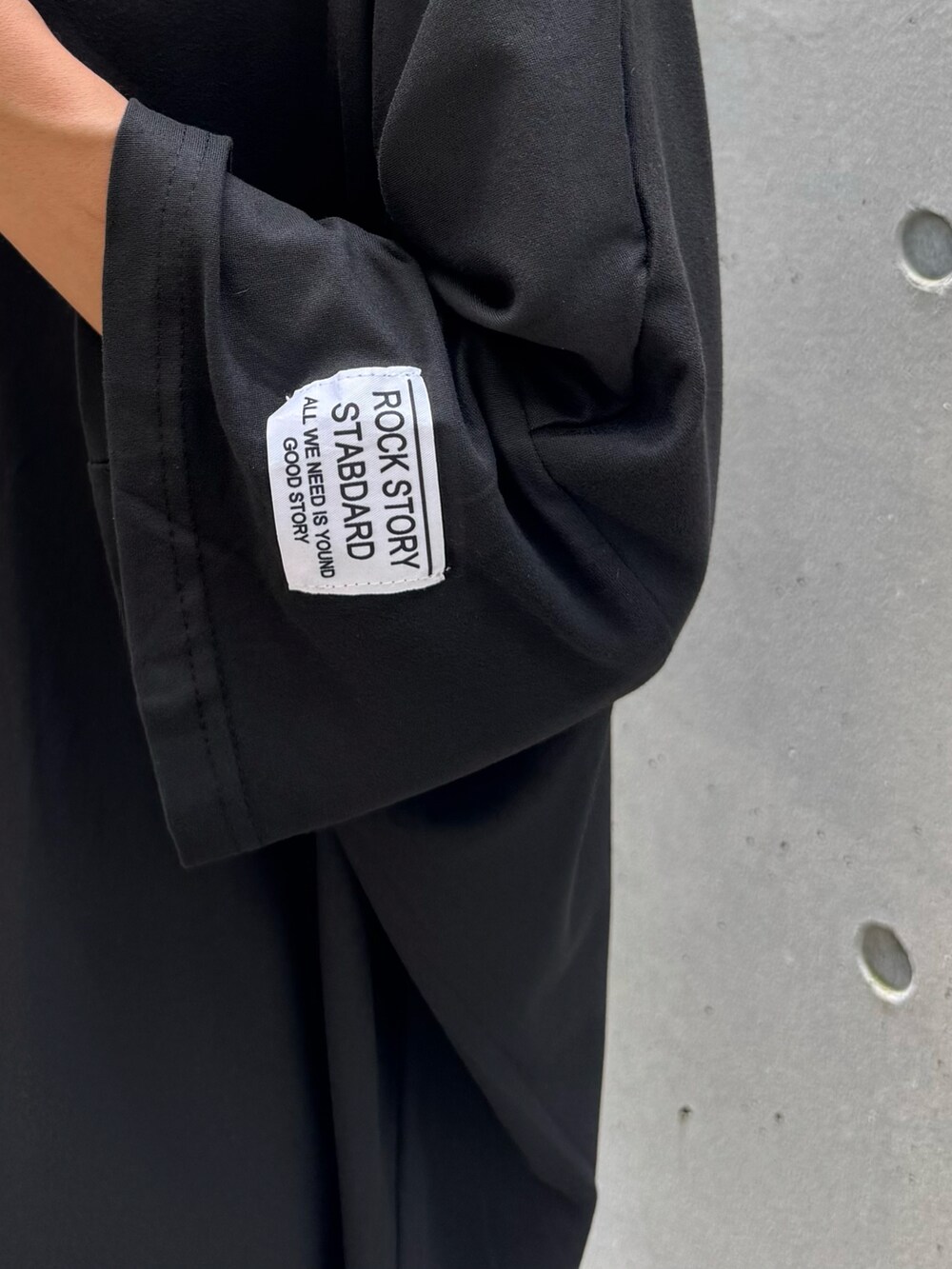 ブラック系のTシャツ/カットソー、ホワイト系のトートバッグ、ブラック系のスニーカーを着用したレディースの夏コーディネートの5枚目の写真